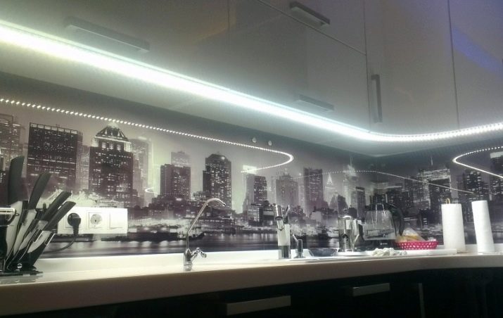 Світлодіодна стрічка для кухні (62 фото): самоклеюча стрічка 220 В. Яку стрічку вибрати для підсвічування кухонного гарнітура? Стрічкова підсвічування для фартуха