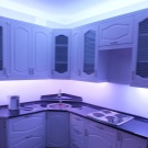 Світлодіодна стрічка для кухні (62 фото): самоклеюча стрічка 220 В. Яку стрічку вибрати для підсвічування кухонного гарнітура? Стрічкова підсвічування для фартуха