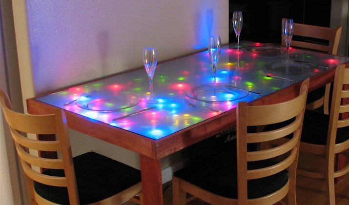 Світлодіодна стрічка для кухні (62 фото): самоклеюча стрічка 220 В. Яку стрічку вибрати для підсвічування кухонного гарнітура? Стрічкова підсвічування для фартуха