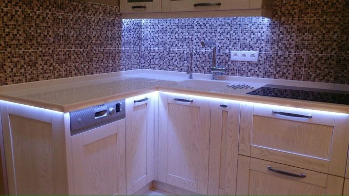 Світлодіодна стрічка для кухні (62 фото): самоклеюча стрічка 220 В. Яку стрічку вибрати для підсвічування кухонного гарнітура? Стрічкова підсвічування для фартуха