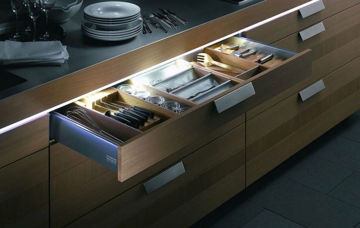 Світлодіодна стрічка для кухні (62 фото): самоклеюча стрічка 220 В. Яку стрічку вибрати для підсвічування кухонного гарнітура? Стрічкова підсвічування для фартуха