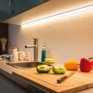 Світлодіодна стрічка для кухні (62 фото): самоклеюча стрічка 220 В. Яку стрічку вибрати для підсвічування кухонного гарнітура? Стрічкова підсвічування для фартуха