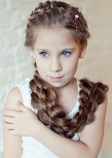 Святкові зачіски для дівчаток з довгим волоссям (55 фото): як зробити дитячі вечірні зачіски для свята своїми руками в домашніх умовах?