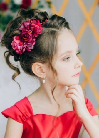Святкові зачіски для дівчаток з довгим волоссям (55 фото): як зробити дитячі вечірні зачіски для свята своїми руками в домашніх умовах?