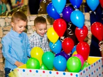 Сюрприз з повітряних куль (23 фото): як зробити ідеальний подарунок? Як красиво упакувати гелієві кулі в коробку? Як зробити повітряну кулю з сюрпризів всередині?