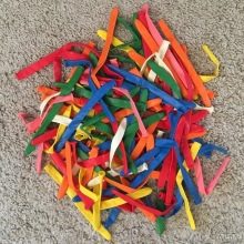 Сюрприз з повітряних куль (23 фото): як зробити ідеальний подарунок? Як красиво упакувати гелієві кулі в коробку? Як зробити повітряну кулю з сюрпризів всередині?