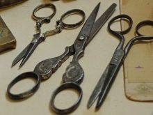 Сюрприз з повітряних куль (23 фото): як зробити ідеальний подарунок? Як красиво упакувати гелієві кулі в коробку? Як зробити повітряну кулю з сюрпризів всередині?