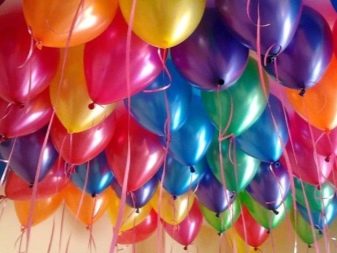 Сюрприз з повітряних куль (23 фото): як зробити ідеальний подарунок? Як красиво упакувати гелієві кулі в коробку? Як зробити повітряну кулю з сюрпризів всередині?