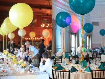 Сюрприз з повітряних куль (23 фото): як зробити ідеальний подарунок? Як красиво упакувати гелієві кулі в коробку? Як зробити повітряну кулю з сюрпризів всередині?