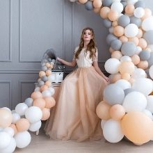 Сюрприз з повітряних куль (23 фото): як зробити ідеальний подарунок? Як красиво упакувати гелієві кулі в коробку? Як зробити повітряну кулю з сюрпризів всередині?