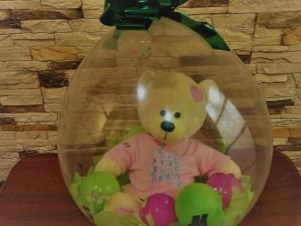 Сюрприз з повітряних куль (23 фото): як зробити ідеальний подарунок? Як красиво упакувати гелієві кулі в коробку? Як зробити повітряну кулю з сюрпризів всередині?