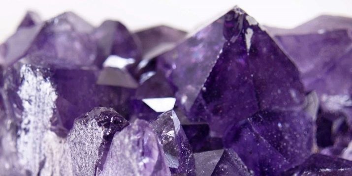 Тааффеит (18 фото): де і як добувають камінь? Основні його властивості та цікаві факти. Кому підійде це камінь?