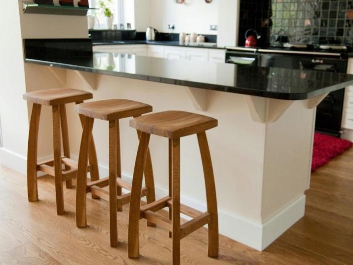 Табуретки для кухні (53 фото): складні дерев’яні кухонні табурети, сучасні високі барні моделі і інші варіанти, розміри табуреток
