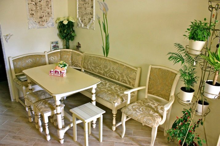 Табуретки для кухні (53 фото): складні дерев’яні кухонні табурети, сучасні високі барні моделі і інші варіанти, розміри табуреток