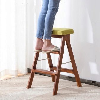 Табуретки для кухні (53 фото): складні дерев’яні кухонні табурети, сучасні високі барні моделі і інші варіанти, розміри табуреток