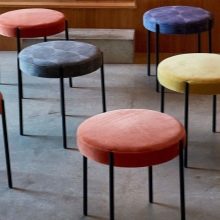 Табуретки для кухні (53 фото): складні дерев’яні кухонні табурети, сучасні високі барні моделі і інші варіанти, розміри табуреток