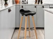 Табуретки для кухні (53 фото): складні дерев’яні кухонні табурети, сучасні високі барні моделі і інші варіанти, розміри табуреток