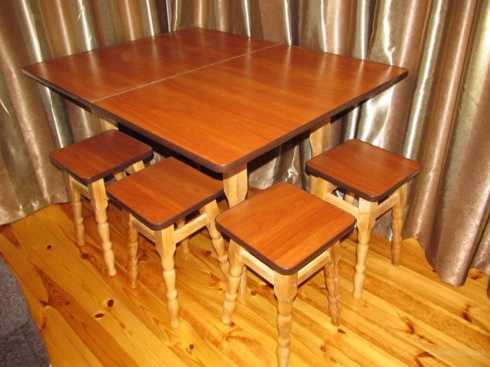 Табуретки для кухні (53 фото): складні дерев’яні кухонні табурети, сучасні високі барні моделі і інші варіанти, розміри табуреток