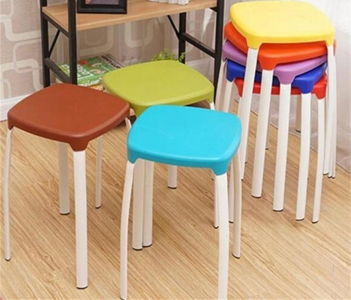 Табуретки для кухні (53 фото): складні дерев’яні кухонні табурети, сучасні високі барні моделі і інші варіанти, розміри табуреток