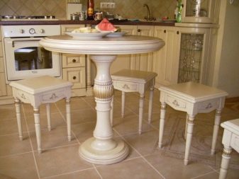 Табуретки для кухні (53 фото): складні дерев’яні кухонні табурети, сучасні високі барні моделі і інші варіанти, розміри табуреток