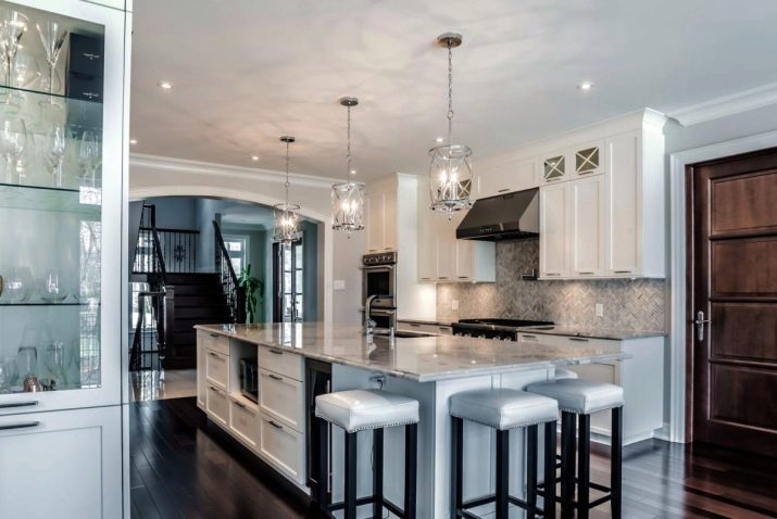 Табуретки для кухні (53 фото): складні дерев’яні кухонні табурети, сучасні високі барні моделі і інші варіанти, розміри табуреток