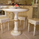 Табуретки для кухні (53 фото): складні дерев’яні кухонні табурети, сучасні високі барні моделі і інші варіанти, розміри табуреток