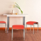 Табуретки для кухні (53 фото): складні дерев’яні кухонні табурети, сучасні високі барні моделі і інші варіанти, розміри табуреток