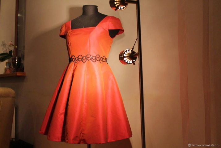 Тафта (20 фото): що це таке? Опис матеріалу. Достоїнства і недоліки легкої тканини для штор і інших виробів