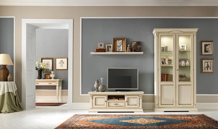 Італійські меблі для вітальні (57 фото): меблі з Італії в сучасному, класичному та іншому стилі. Моделі з дерева та інших матеріалів