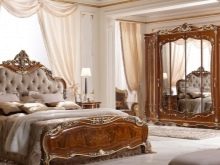 Італійські спальні (72 фото): огляд меблів з Італії, особливості вибору гарнітура в сучасному і класичному, бароко і модерн стилях з масиву дерева