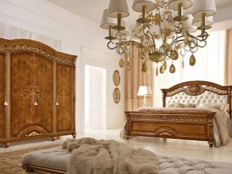 Італійські спальні (72 фото): огляд меблів з Італії, особливості вибору гарнітура в сучасному і класичному, бароко і модерн стилях з масиву дерева