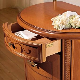 Італійські спальні (72 фото): огляд меблів з Італії, особливості вибору гарнітура в сучасному і класичному, бароко і модерн стилях з масиву дерева