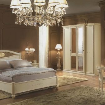 Італійські спальні (72 фото): огляд меблів з Італії, особливості вибору гарнітура в сучасному і класичному, бароко і модерн стилях з масиву дерева