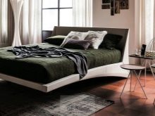 Італійські спальні (72 фото): огляд меблів з Італії, особливості вибору гарнітура в сучасному і класичному, бароко і модерн стилях з масиву дерева