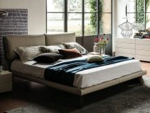 Італійські спальні (72 фото): огляд меблів з Італії, особливості вибору гарнітура в сучасному і класичному, бароко і модерн стилях з масиву дерева