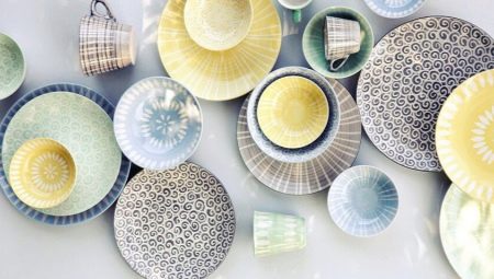 Тарілки (37 фото): для чого потрібні символи страви? Види посуду для других страв. Призначення пиріжкових і закусочних тарілок