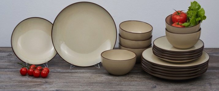 Тарілки (37 фото): для чого потрібні символи страви? Види посуду для других страв. Призначення пиріжкових і закусочних тарілок