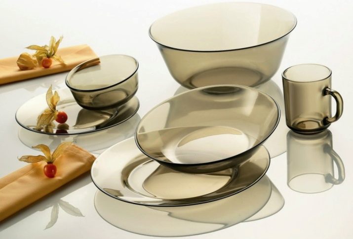 Тарілки (37 фото): для чого потрібні символи страви? Види посуду для других страв. Призначення пиріжкових і закусочних тарілок