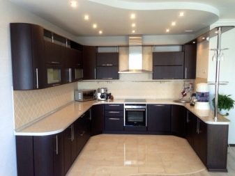 Темні кухні (91 фото): особливості вибору кухонного гарнітура в темних тонах для інтер’єру, дизайн в стилі класика й інші варіанти