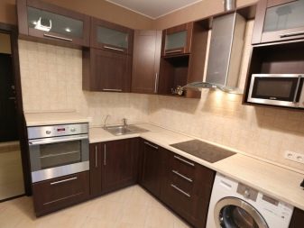 Темні кухні (91 фото): особливості вибору кухонного гарнітура в темних тонах для інтер’єру, дизайн в стилі класика й інші варіанти