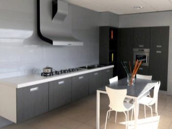 Темні кухні (91 фото): особливості вибору кухонного гарнітура в темних тонах для інтер’єру, дизайн в стилі класика й інші варіанти