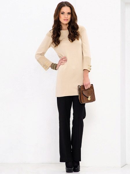 Трикотажні туніки (176 фото): фасони жіночих тунік з трикотажу, турецькі туніки, ошатні, домашні, з довгим рукавом