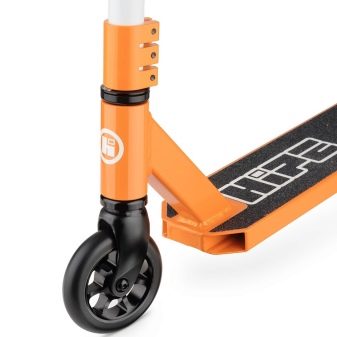 Трюки на самокаті (21 фото): назви трюків для початківців. Як навчитися робити найскладніші трюки? Види легких трюків