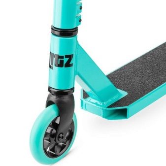 Трюки на самокаті (21 фото): назви трюків для початківців. Як навчитися робити найскладніші трюки? Види легких трюків