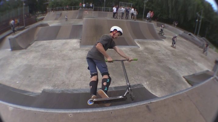 Трюки на самокаті (21 фото): назви трюків для початківців. Як навчитися робити найскладніші трюки? Види легких трюків