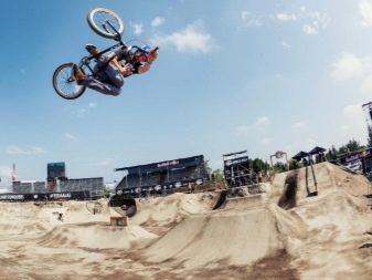 Трюкові велосипеди (31 фото): що таке BMX велосипед? Як називаються маленькі велосипеди для екстремального катання?