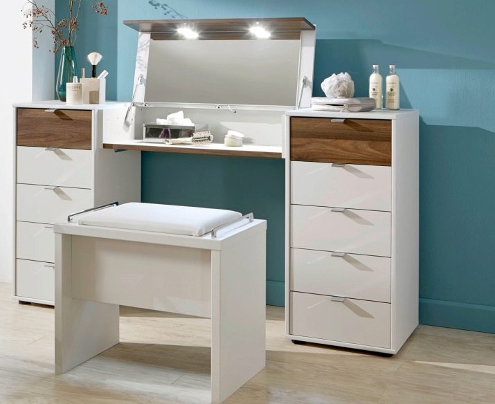 Трюмо і трельяж в передпокій (43 фото): вибір кутових та інших трельяжів з дзеркалом в коридор