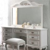 Трюмо і трельяжі в спальню: розміри кутових дзеркал, біле трюмо і моделі інших відтінків