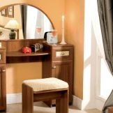 Трюмо і трельяжі в спальню: розміри кутових дзеркал, біле трюмо і моделі інших відтінків