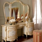 Трюмо і трельяжі в спальню: розміри кутових дзеркал, біле трюмо і моделі інших відтінків